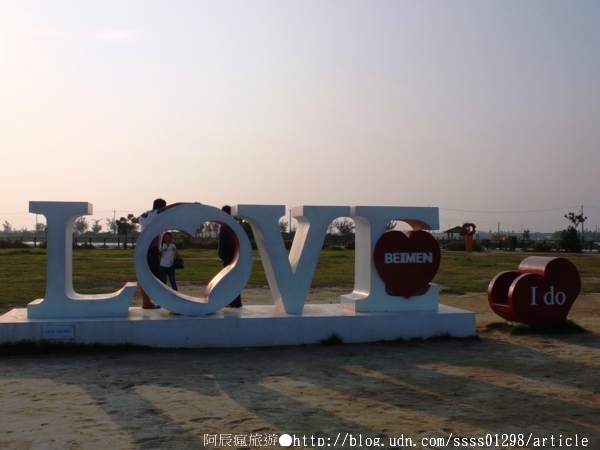 北門婚紗美地文創園區：【旅行遊記。台南北門區】北門遊客中心& 北門婚紗美地。美到爆表的彩繪藝術 幸福夢幻超人氣拍照景點