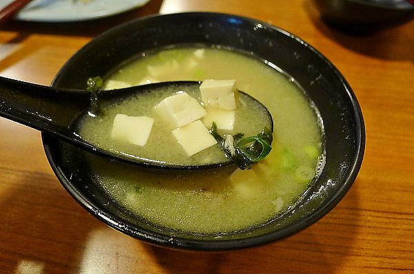 鮨壽司大眾食堂：三重-瞬間擄獲芳心的毛毛蟲壽司~鮨壽司