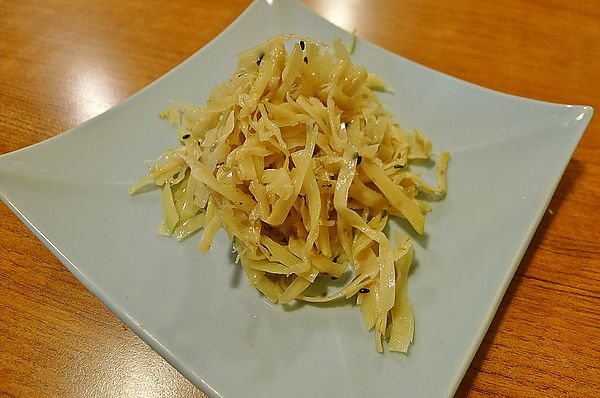 鮨壽司大眾食堂：三重-瞬間擄獲芳心的毛毛蟲壽司~鮨壽司