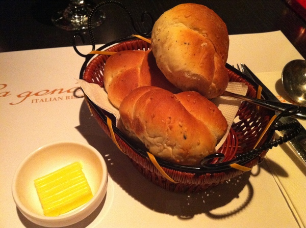 La gondola宮都拉義式主題餐廳：氣氛佳~口味佳~服務也不賴~好吃高級義大利麵~