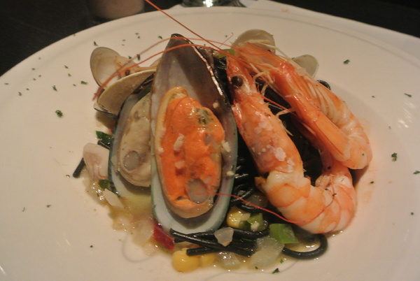 La gondola宮都拉義式主題餐廳：氣氛佳~口味佳~服務也不賴~好吃高級義大利麵~