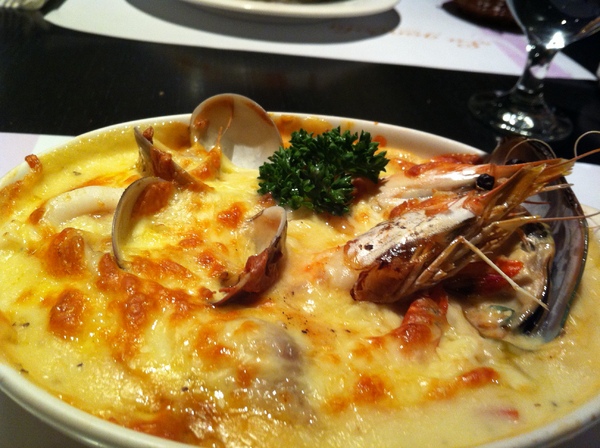 La gondola宮都拉義式主題餐廳：氣氛佳~口味佳~服務也不賴~好吃高級義大利麵~