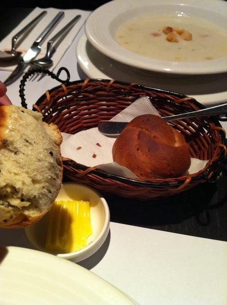 La gondola宮都拉義式主題餐廳：氣氛佳~口味佳~服務也不賴~好吃高級義大利麵~