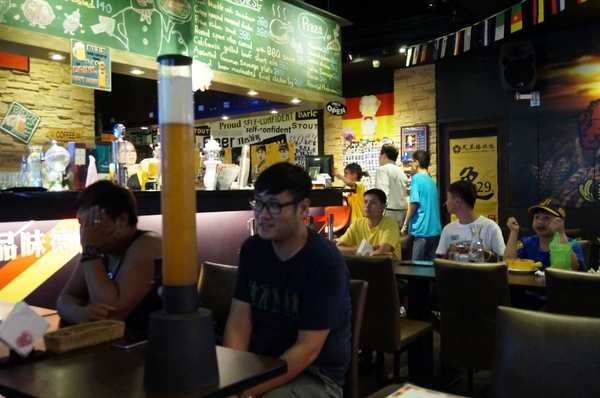 麥晶鮮釀啤酒餐廳(板橋店)：[板橋.府中] 麥晶鮮釀啤酒餐廳：現場演唱/棒球直播/啤酒/美食