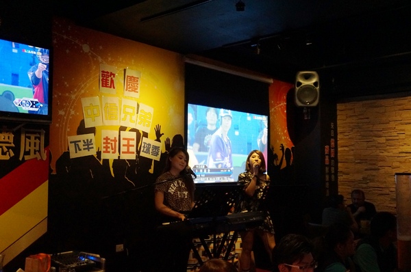 麥晶鮮釀啤酒餐廳(板橋店)：[板橋.府中] 麥晶鮮釀啤酒餐廳：現場演唱/棒球直播/啤酒/美食