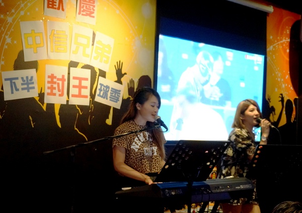 麥晶鮮釀啤酒餐廳(板橋店)：[板橋.府中] 麥晶鮮釀啤酒餐廳：現場演唱/棒球直播/啤酒/美食