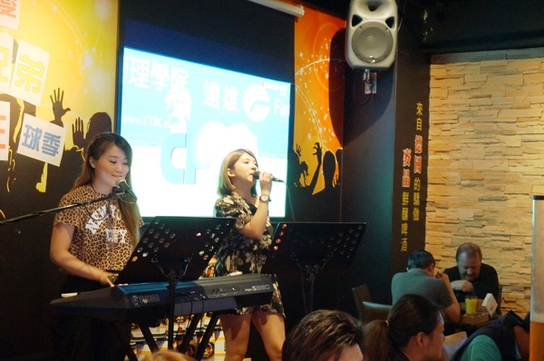 麥晶鮮釀啤酒餐廳(板橋店)：[板橋.府中] 麥晶鮮釀啤酒餐廳：現場演唱/棒球直播/啤酒/美食