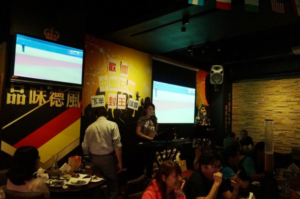 麥晶鮮釀啤酒餐廳(板橋店)：[板橋.府中] 麥晶鮮釀啤酒餐廳：現場演唱/棒球直播/啤酒/美食