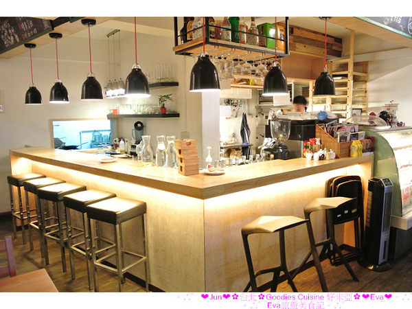 好米亞：【食記】oO。台北　信義商區　好米亞　好吃的香蕉派儿。一定要來吃看看。完全顛覆我對香蕉派的觀念。好吃到ａ搭擠～。o○。