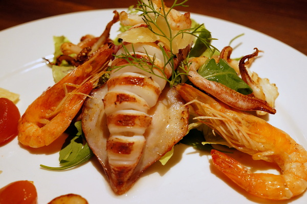 好米亞義法餐酒館:(胖樺食記)台北東區餐點一流環境滿分「好米亞義法餐酒館」。精緻細膩排餐配上各式酒類微醺宜人。