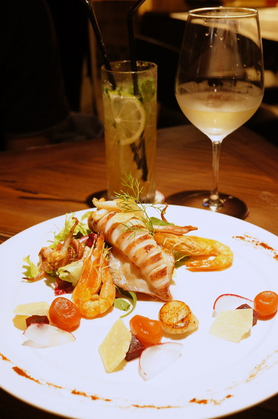 好米亞義法餐酒館:(胖樺食記)台北東區餐點一流環境滿分「好米亞義法餐酒館」。精緻細膩排餐配上各式酒類微醺宜人。