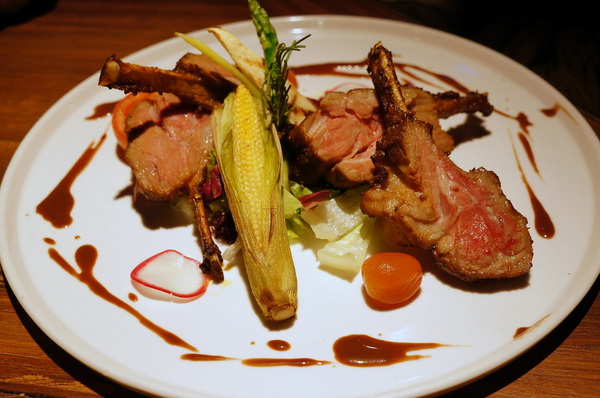 好米亞義法餐酒館:(胖樺食記)台北東區餐點一流環境滿分「好米亞義法餐酒館」。精緻細膩排餐配上各式酒類微醺宜人。