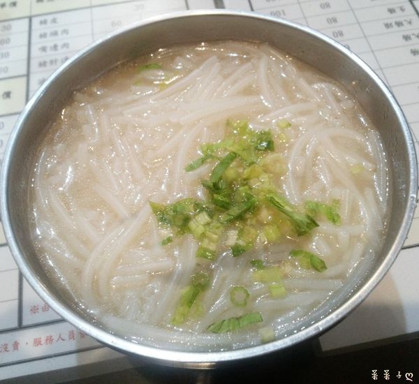 好鮮屋米粉湯：[中壢夜市]夜市裡也賣米粉湯 ♥『好鮮屋米粉湯』♥ 一大碗才30元的米粉湯