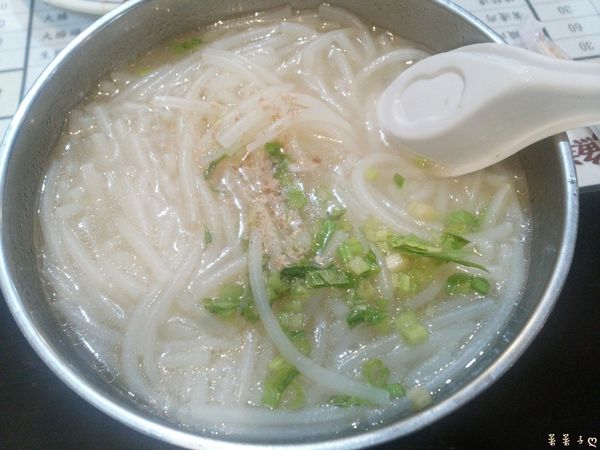 好鮮屋米粉湯：[中壢夜市]夜市裡也賣米粉湯 ♥『好鮮屋米粉湯』♥ 一大碗才30元的米粉湯