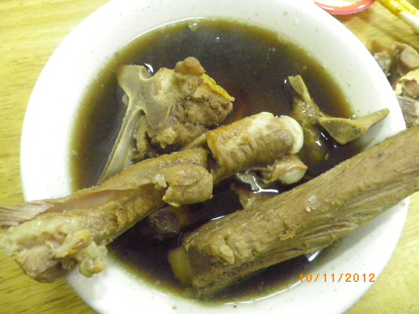 簡師傅麻辣臭豆腐：中壢夜市發燒星[簡師傅麻辣臭豆腐]˙[十全土虱湯藥燉排骨]