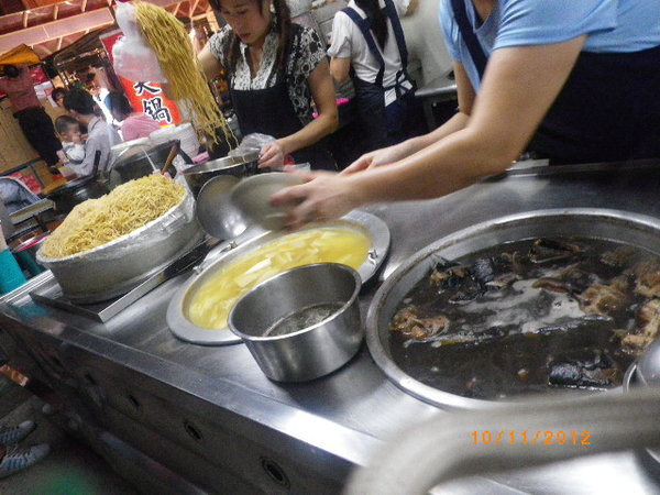 簡師傅麻辣臭豆腐：中壢夜市發燒星[簡師傅麻辣臭豆腐]˙[十全土虱湯藥燉排骨]