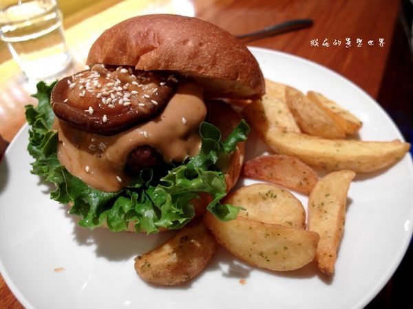 田樂For Farm BURGER:【台中】超人氣排隊美食!老房子裡的漢堡!田樂一店For Farm Burger(102巷店)!