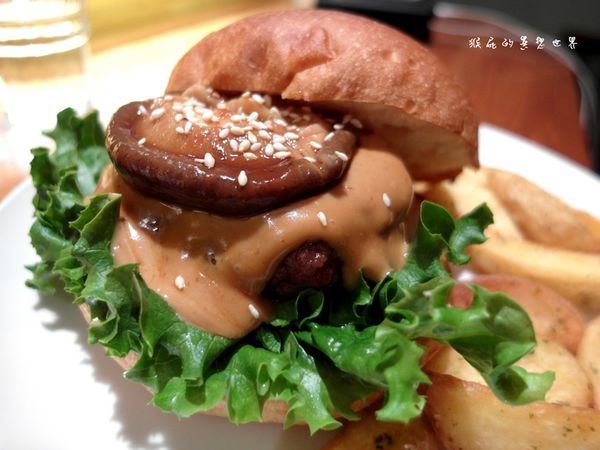 田樂For Farm BURGER:【台中】超人氣排隊美食!老房子裡的漢堡!田樂一店For Farm Burger(102巷店)!