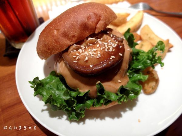 田樂For Farm BURGER:【台中】超人氣排隊美食!老房子裡的漢堡!田樂一店For Farm Burger(102巷店)!