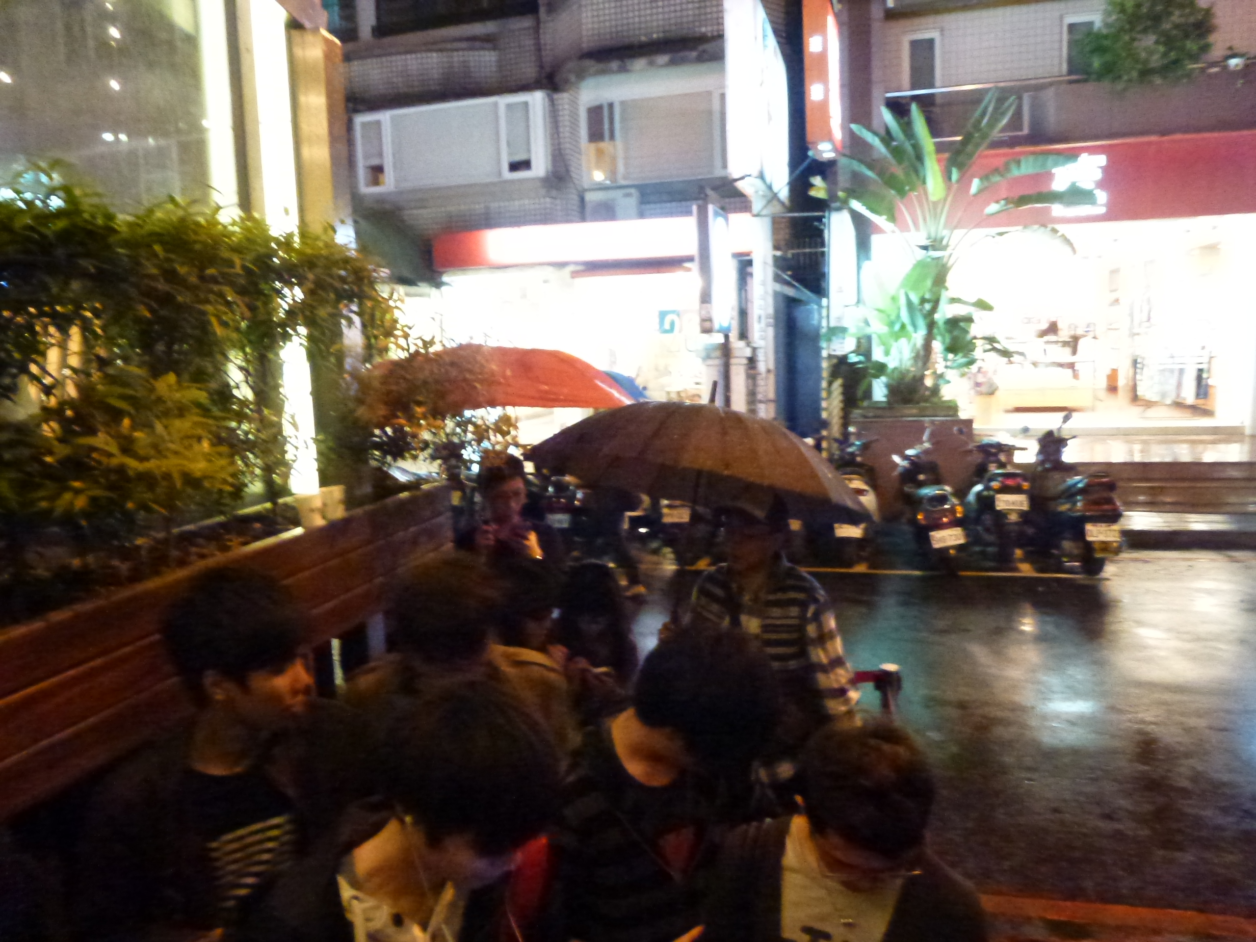 連平日晚上下雨都可以這麼多人排隊.....你說勒