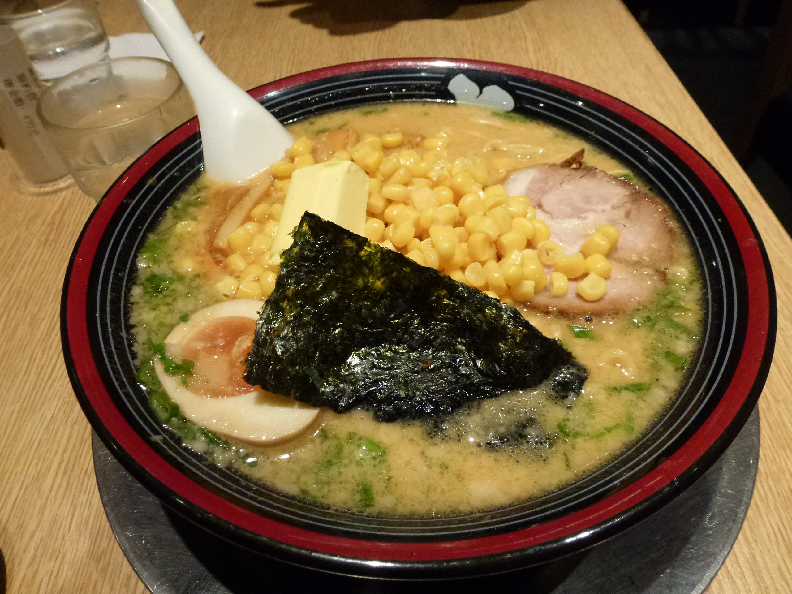 首推豚骨拉麵....加大不加價...中的是一球半....大的是兩球....我都可以吃到大碗的唷