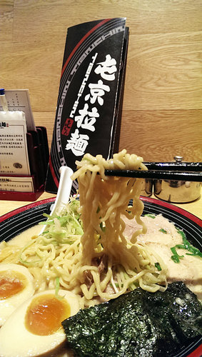 屯京拉麵:每次想吃都要排隊的東區屯京拉麵
