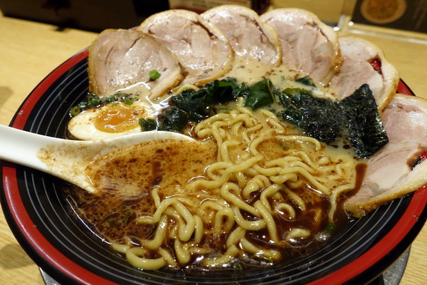 屯京拉麵:(胖樺食記)捷運忠孝敦化站推薦美食「屯京拉麵」/東區排隊店/來自東京日本池袋的好滋味/不收一成服務費