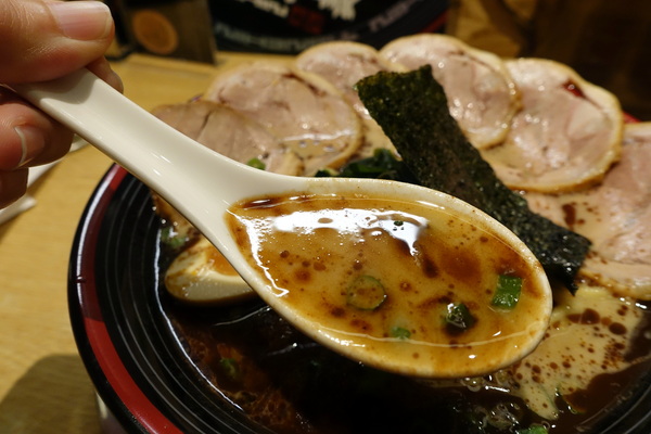 屯京拉麵:(胖樺食記)捷運忠孝敦化站推薦美食「屯京拉麵」/東區排隊店/來自東京日本池袋的好滋味/不收一成服務費