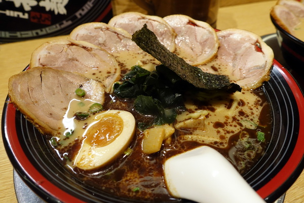 屯京拉麵:(胖樺食記)捷運忠孝敦化站推薦美食「屯京拉麵」/東區排隊店/來自東京日本池袋的好滋味/不收一成服務費