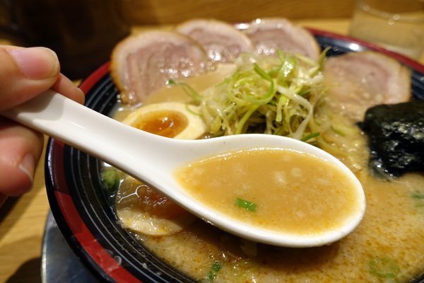 屯京拉麵:(胖樺食記)捷運忠孝敦化站推薦美食「屯京拉麵」/東區排隊店/來自東京日本池袋的好滋味/不收一成服務費