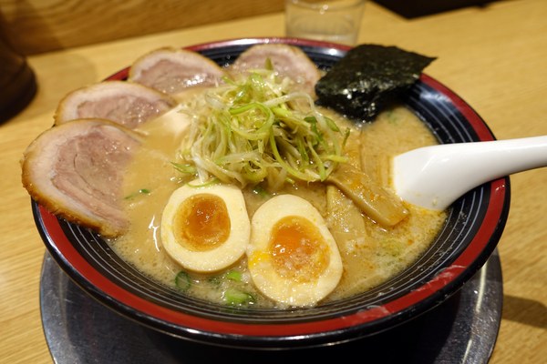 屯京拉麵:(胖樺食記)捷運忠孝敦化站推薦美食「屯京拉麵」/東區排隊店/來自東京日本池袋的好滋味/不收一成服務費