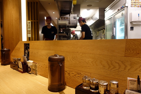 屯京拉麵:(胖樺食記)捷運忠孝敦化站推薦美食「屯京拉麵」/東區排隊店/來自東京日本池袋的好滋味/不收一成服務費