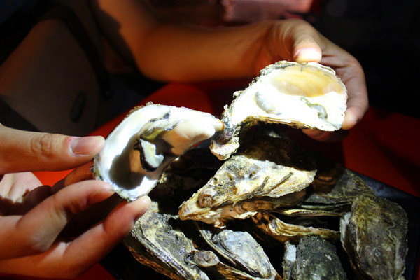 蚵男鮮蚵本舖：[台南]為甚麼蚵可以這麼甜？？？ 蚵男:真相永遠只有一個