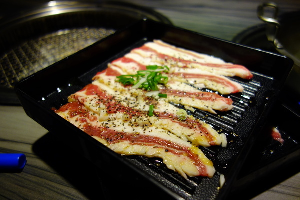 好客-音樂料理-現場LIVE演唱(市府店)：好客+音樂料理+現場LIVE演唱+帝王蟹+草蝦+火烤兩吃+吃到飽+東區+市政府捷運站+莫凡彼+戰斧牛排+牛五花+清檸雞腿排+麻吉+忠孝東路+基隆路