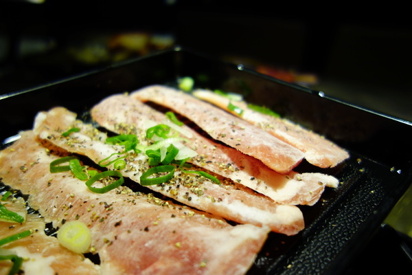 好客-音樂料理-現場LIVE演唱(市府店)：好客+音樂料理+現場LIVE演唱+帝王蟹+草蝦+火烤兩吃+吃到飽+東區+市政府捷運站+莫凡彼+戰斧牛排+牛五花+清檸雞腿排+麻吉+忠孝東路+基隆路