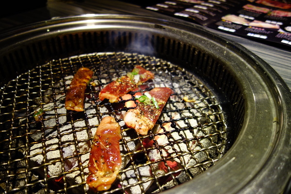 好客-音樂料理-現場LIVE演唱(市府店)：好客+音樂料理+現場LIVE演唱+帝王蟹+草蝦+火烤兩吃+吃到飽+東區+市政府捷運站+莫凡彼+戰斧牛排+牛五花+清檸雞腿排+麻吉+忠孝東路+基隆路