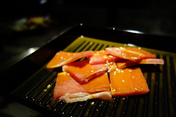 好客-音樂料理-現場LIVE演唱(市府店)：好客+音樂料理+現場LIVE演唱+帝王蟹+草蝦+火烤兩吃+吃到飽+東區+市政府捷運站+莫凡彼+戰斧牛排+牛五花+清檸雞腿排+麻吉+忠孝東路+基隆路