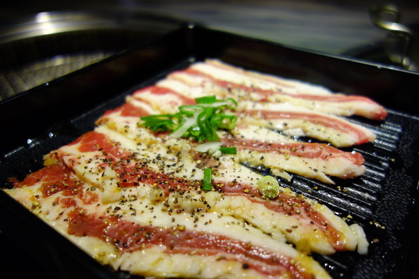 好客-音樂料理-現場LIVE演唱(市府店)：好客+音樂料理+現場LIVE演唱+帝王蟹+草蝦+火烤兩吃+吃到飽+東區+市政府捷運站+莫凡彼+戰斧牛排+牛五花+清檸雞腿排+麻吉+忠孝東路+基隆路