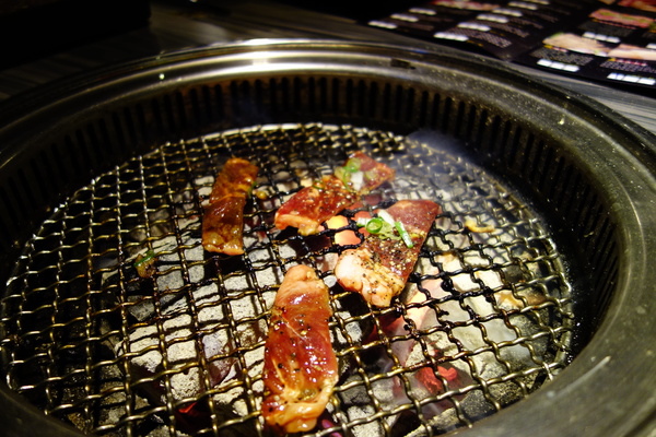 好客-音樂料理-現場LIVE演唱(市府店)：好客+音樂料理+現場LIVE演唱+帝王蟹+草蝦+火烤兩吃+吃到飽+東區+市政府捷運站+莫凡彼+戰斧牛排+牛五花+清檸雞腿排+麻吉+忠孝東路+基隆路