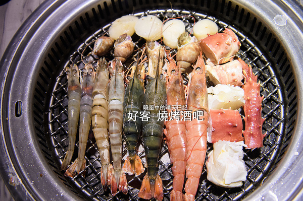 好客 音樂料理現場LIVE演唱(市府店):【邀約|好客燒烤市府店】大蝦、生蠔、干貝、戰斧牛排燒烤吃到飽 Q彈帝王蟹剔牙!! 還有LIVE演奏陪你烤!!