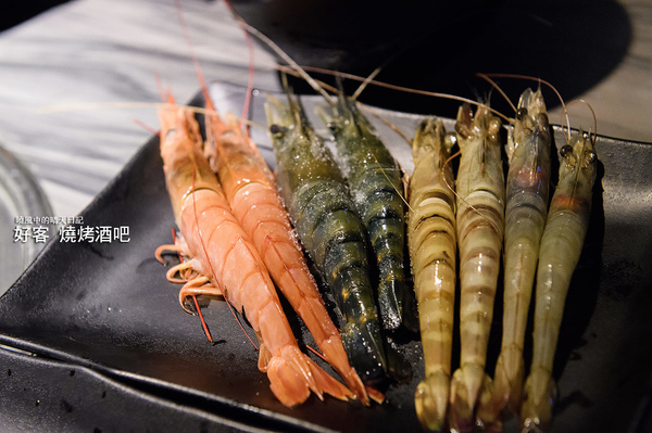 好客 音樂料理現場LIVE演唱(市府店):【邀約|好客燒烤市府店】大蝦、生蠔、干貝、戰斧牛排燒烤吃到飽 Q彈帝王蟹剔牙!! 還有LIVE演奏陪你烤!!