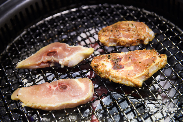 好客 音樂料理現場LIVE演唱(市府店)：【邀約|好客燒烤市府店】大蝦、生蠔、干貝、戰斧牛排燒烤吃到飽 Q彈帝王蟹剔牙!! 還有LIVE演奏陪你烤!!