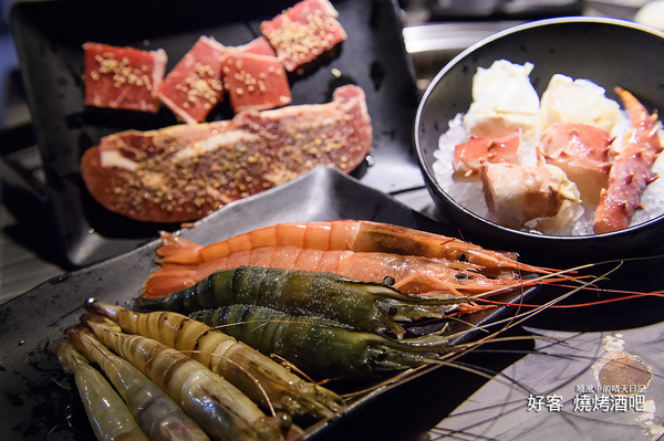 好客 音樂料理現場LIVE演唱(市府店):【邀約|好客燒烤市府店】大蝦、生蠔、干貝、戰斧牛排燒烤吃到飽 Q彈帝王蟹剔牙!! 還有LIVE演奏陪你烤!!