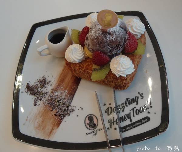 Dazzling Cafe Sky(4店)：【台中。西屯】 Dazzling Cafe Sky~新品：酥脆熔岩吐司、當日壽星免費招待經典蜜糖吐司