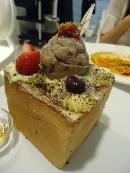 Dazzling Cafe(新光店)：【台中食記】Dazzling café 貴婦下午茶蜜糖吐司@台中新光三越