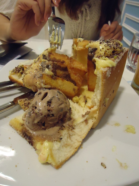 Dazzling Cafe(新光店)：【台中食記】Dazzling café 貴婦下午茶蜜糖吐司@台中新光三越