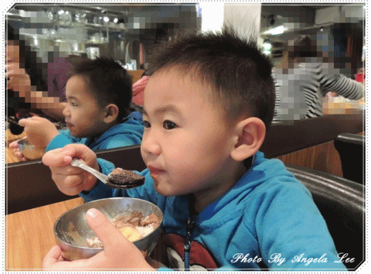 齊齊享用香蕉嘉年華