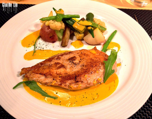 嫩煎慢煮雞胸佐紹興奶油醬汁與季節蔬菜