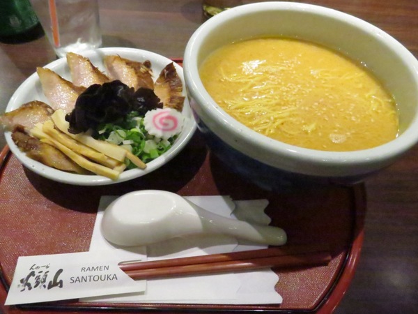 山頭火拉麵(京站店)：排隊有點火.吃完就消火的【山頭火拉麵/京站店】