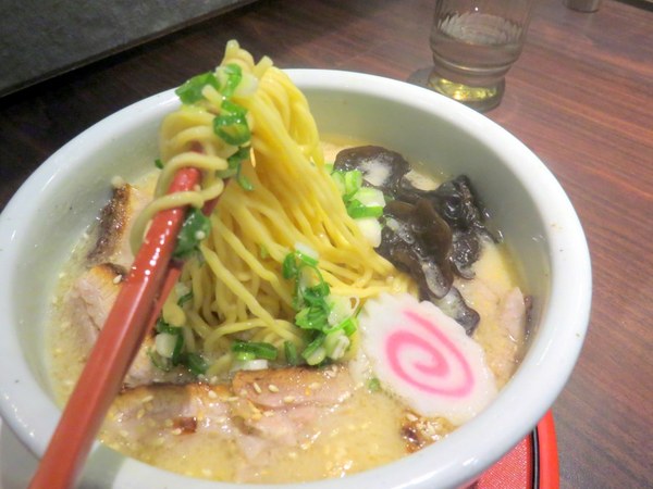 山頭火拉麵(京站店)：排隊有點火.吃完就消火的【山頭火拉麵/京站店】